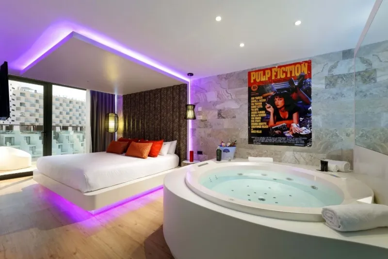 5123 jacuzzi suite couple toast