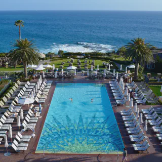 /img/5139-laguna-beach-couple-beach.webp