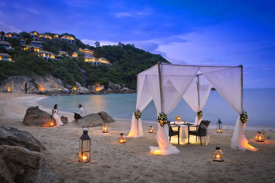 /img/5151-sunset-beach-couple.webp