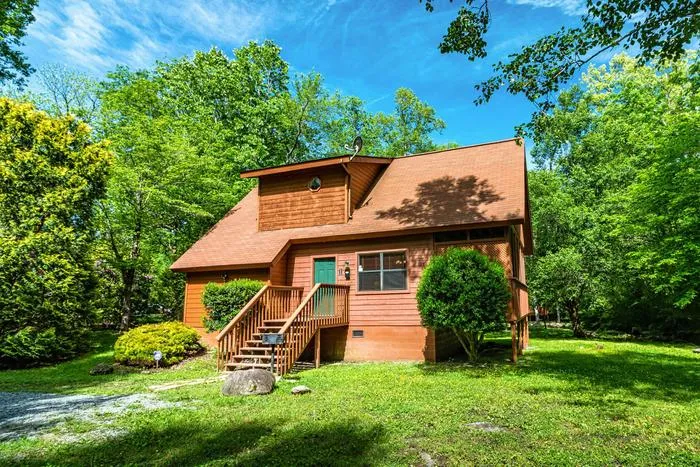 5152 couple hiking smoky mountains