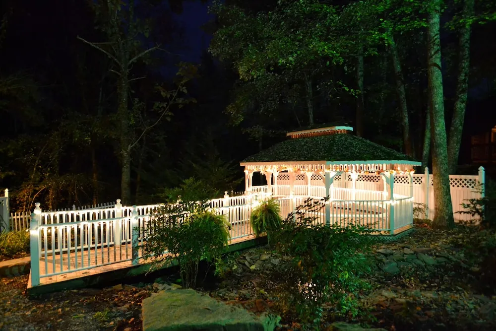5152 gatlinburg dining couple
